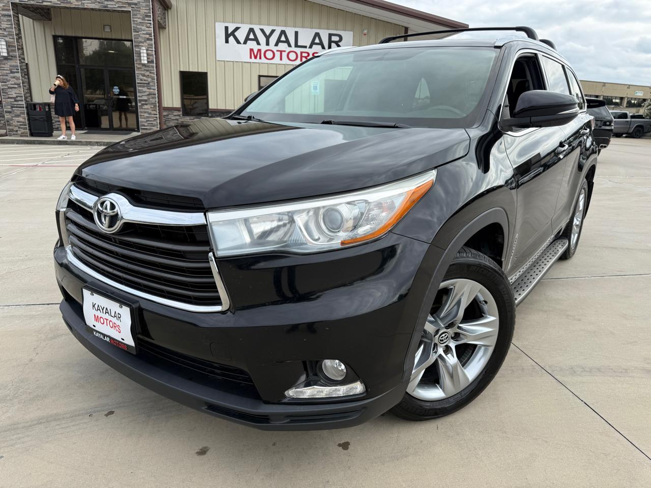 Photo 4 of 2016 Toyota Highlander Base for sale in Houston, TX