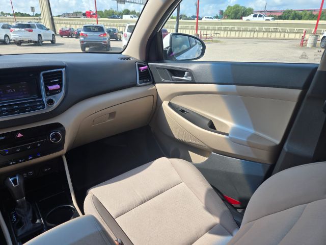 Photo 8 of 2016 Hyundai Tucson SE for sale in Houston, TX
