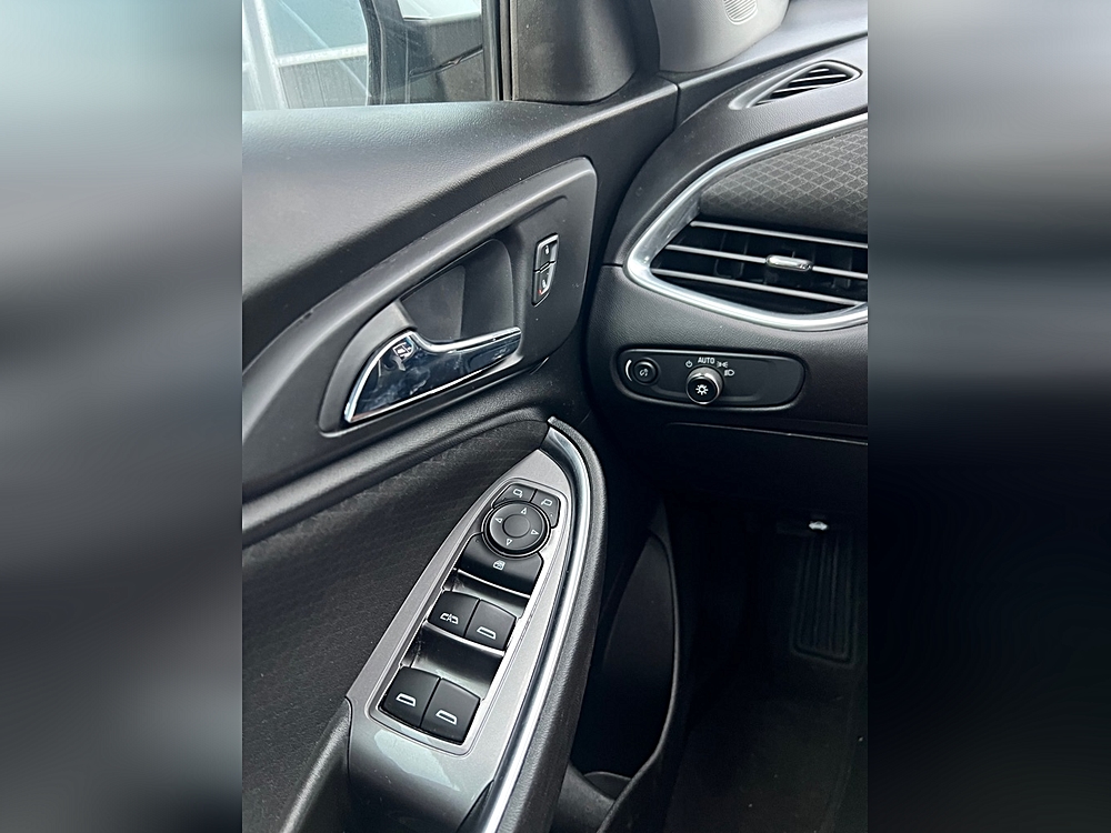 Photo 6 of 2020 Chevrolet Malibu LT for sale in Cypress, TX