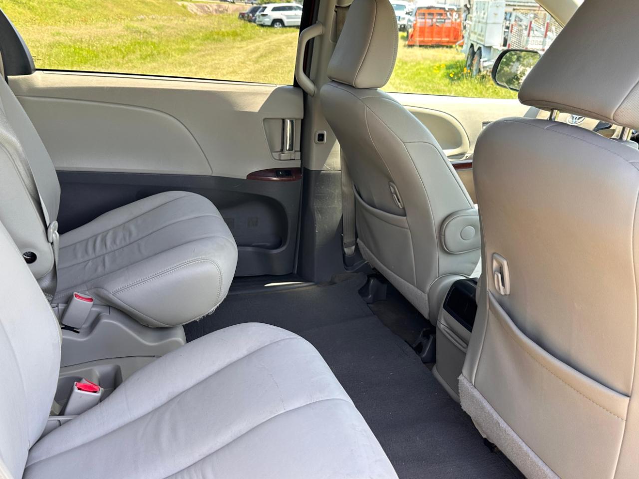 Photo 31 of 2014 Toyota Sienna Wagon for sale in Katy, TX