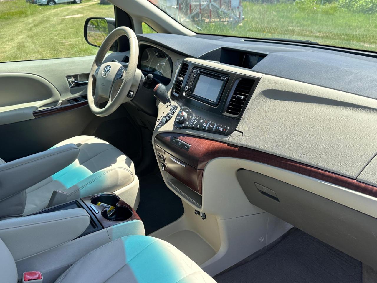 Photo 26 of 2014 Toyota Sienna Wagon for sale in Katy, TX
