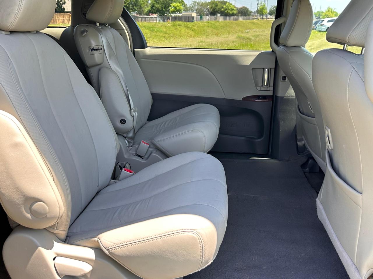 Photo 30 of 2014 Toyota Sienna Wagon for sale in Katy, TX