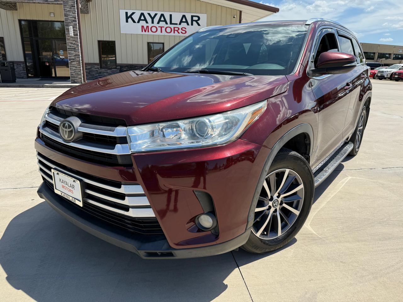 Photo 4 of 2017 Toyota Highlander Wagon for sale in Houston, TX