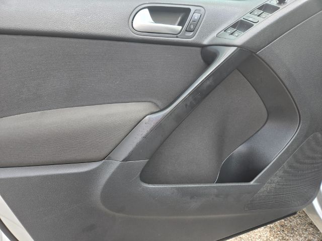 Photo 10 of 2015 Volkswagen Tiguan for sale in Houston, TX