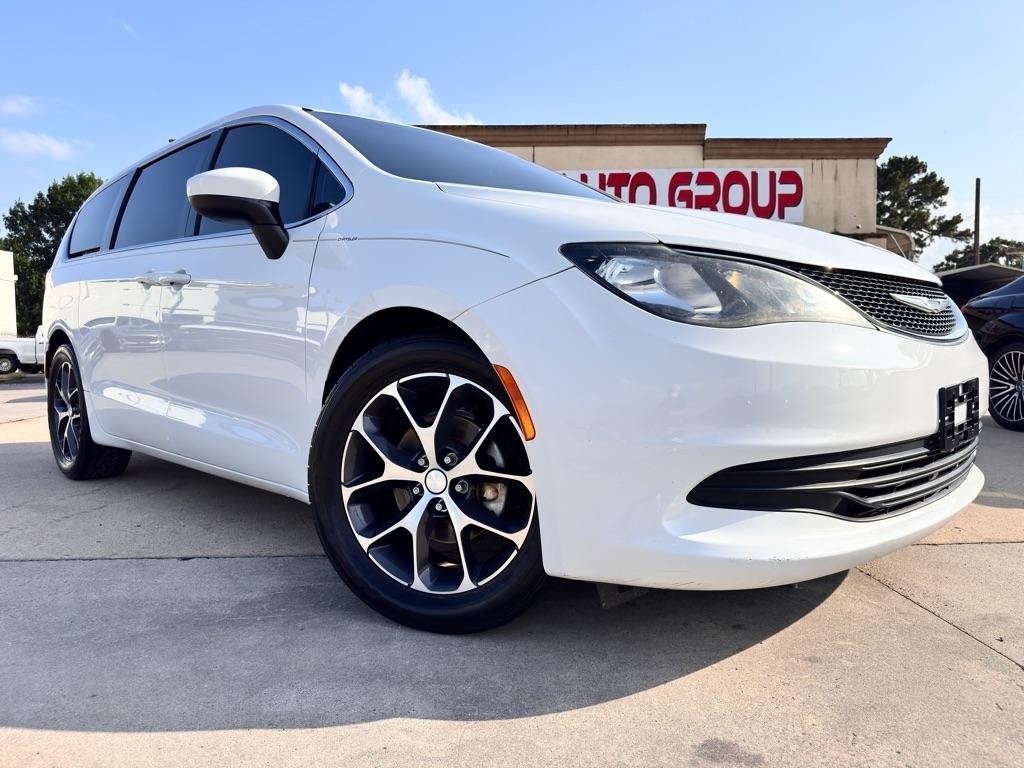 Photo 4 of 2017 Chrysler Pacifica LX for sale in Spring, TX