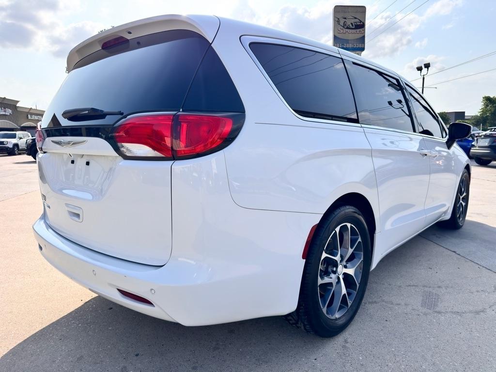 Photo 22 of 2017 Chrysler Pacifica LX for sale in Spring, TX