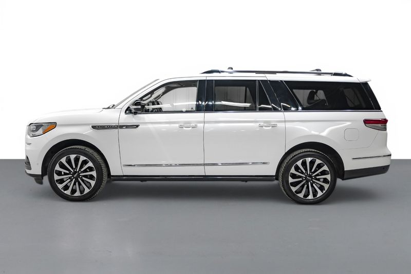Photo 18 of 2022 Lincoln Navigator L Reserve for sale in Katy, TX